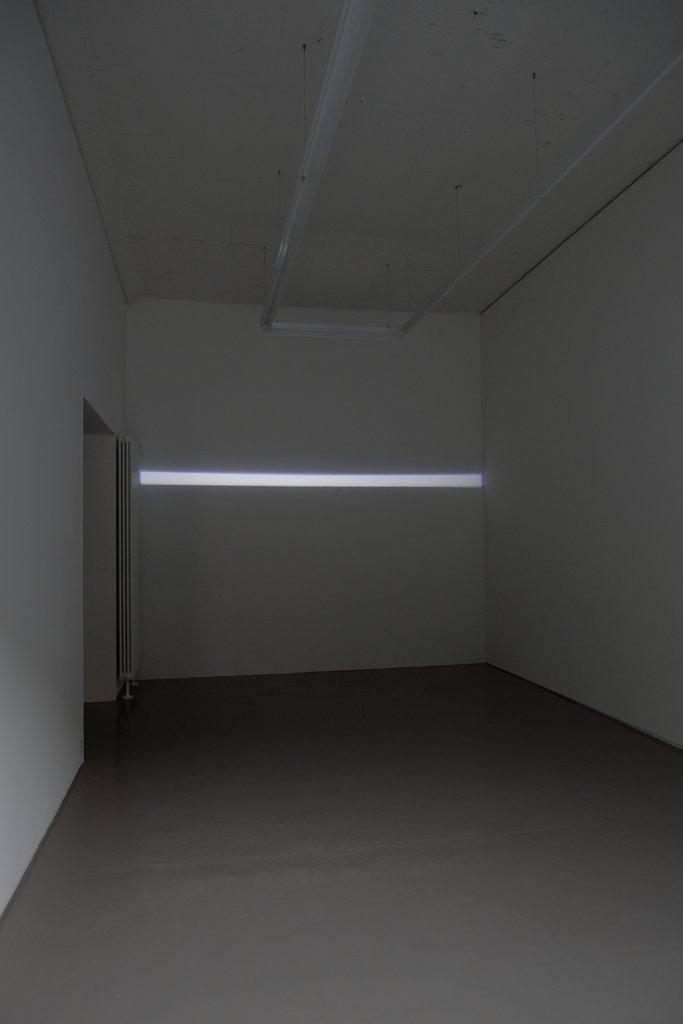 Zip au mur, horizontal (d'angle à angle), 2011 • Éclairage: projecteur à découpe, format variable