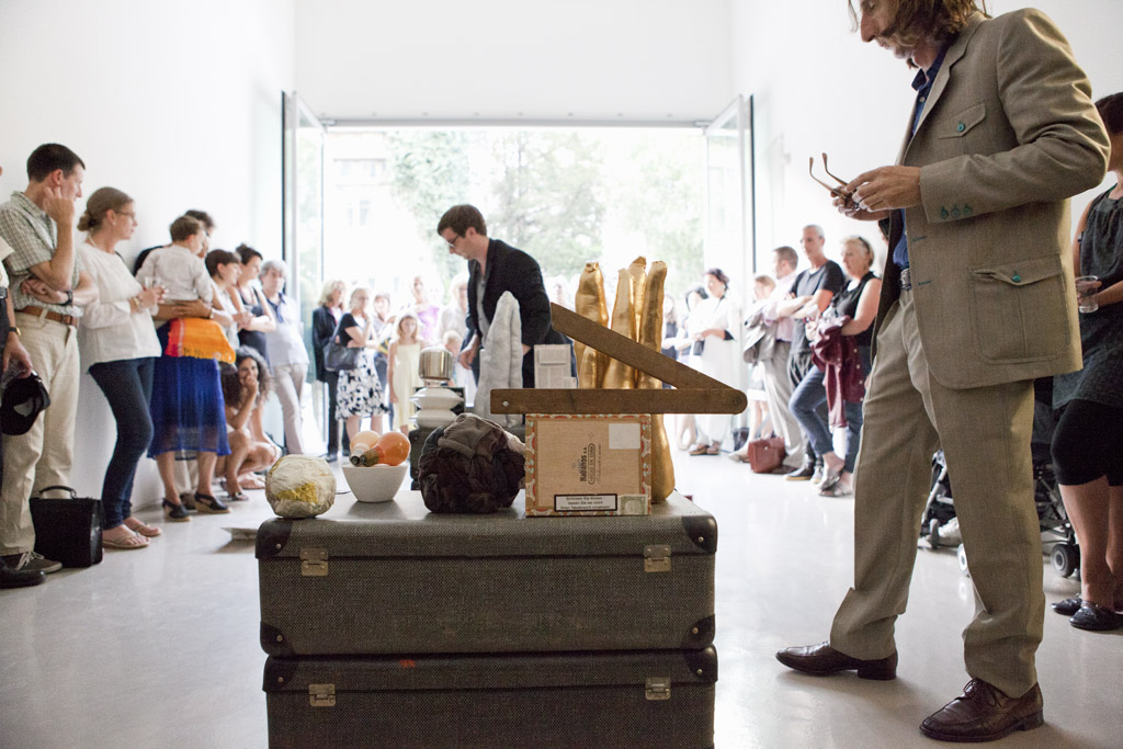 Performance during the opening • Martín Mele, «Identikit», 2011